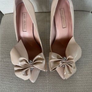 Avec Les Filles Women's Tan Patent Bow Heels
